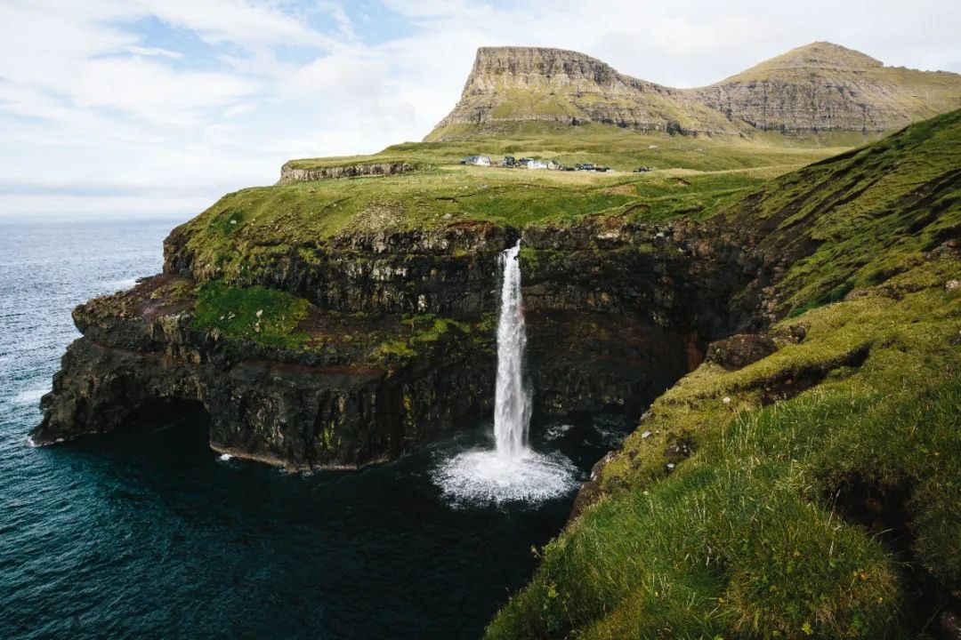 △ 维加岛最西端的 Gasadalur 瀑布经常上各大地理杂志封面。（图/Unsplash）