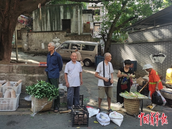 9月5日，重庆观音桥地铁口的菜市场，几位石船镇的菜农在卖菜。