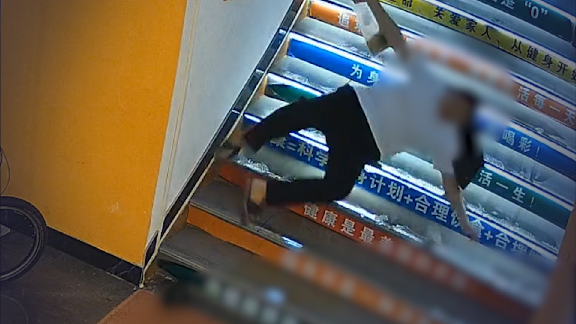 湖南一男子故意往楼梯倒机油致使多人摔伤,商户:他与健身房有矛盾_凤凰网视频_凤凰网