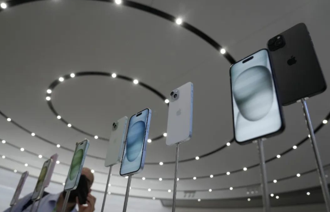 嘴上不看好,身体很诚实?iPhone 15系列开售,官网一度被挤崩!_凤凰网