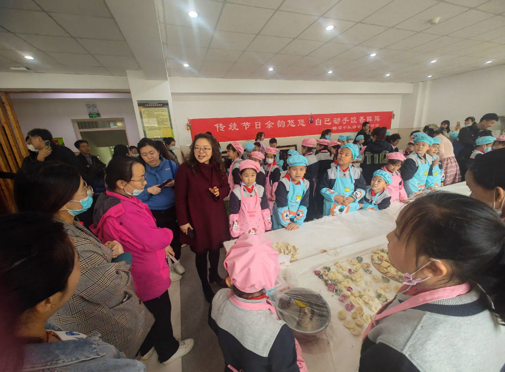 彭铭韫和学生们在一起