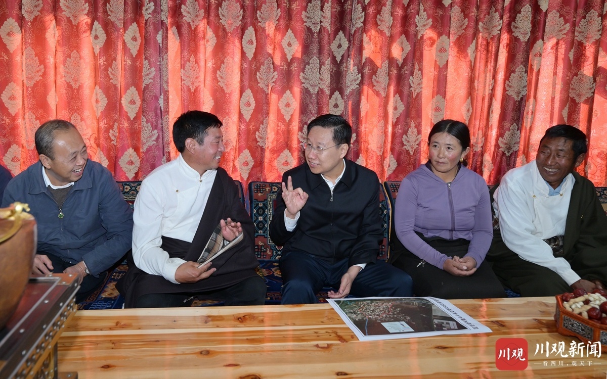 9月14日，四川省委书记王晓晖到阿坝县龙藏乡卡西村调研，与村民亲切交流，了解他们的生产生活情况。