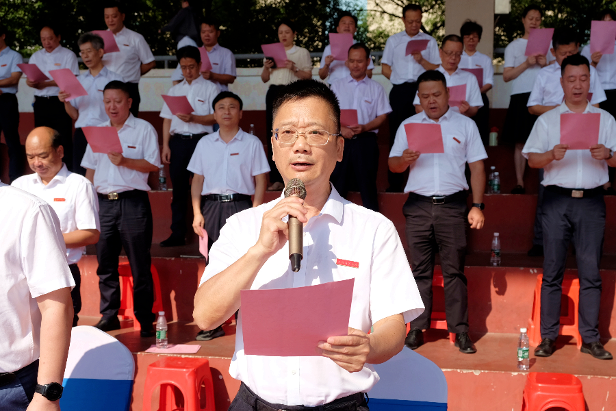 党委书记陈洪生领诵《可爱的中国》（节选）