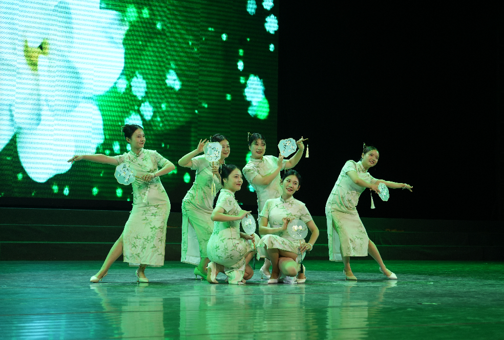 教师节表彰、文艺汇演......这场“爱的盛宴”很热闹