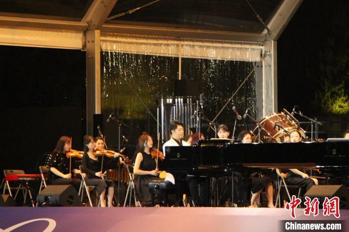 交响乐团演奏现场 D73EC34F57476E253A6D12CC78820469B792DEAF_size53_w700_h466.jpg