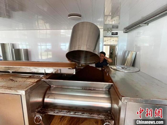 破壁车间里，工人正在作业。　记者 苍雁 摄