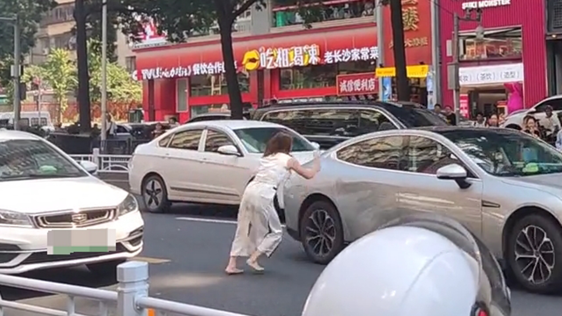 长沙一女子在马路中间打滚，拿高跟鞋无差别砸车，警方：其患有精神疾病已入院