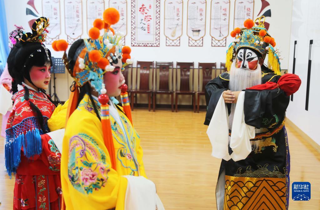 9月13日，在甘肃省定西市安定区福台小学，戏曲社团的学生们在排练《秦腔联唱》。