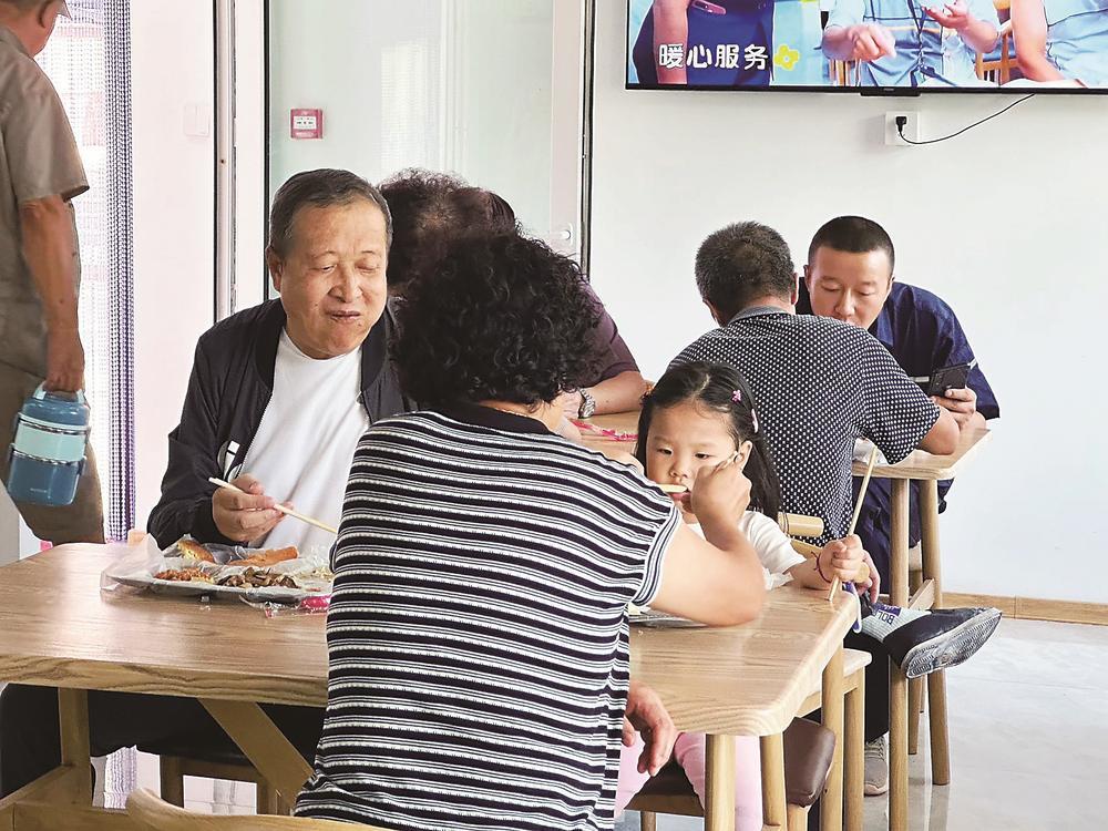 长春市绿园区中天社区敬老餐厅菜品丰富，老少皆宜。 本报记者 韩玉红 摄