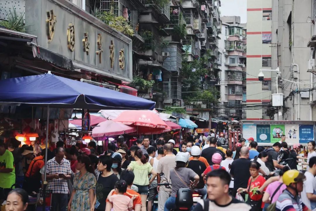 △沙园菜市场，广州市中心最大的综合菜场。（图/林泽君）