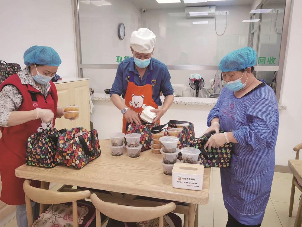 长山花园社区敬老餐厅不断升级服务方式，将符合老年人饮食需求的可口饭菜送上楼、送到老人手中，让社区老年人生活更暖心、便利。 （长山花园社区供图）