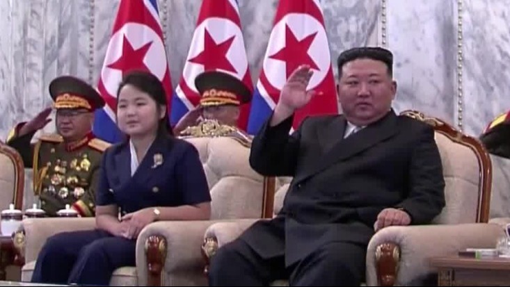 完整视频：朝鲜举行阅兵庆祝建国75周年，金正恩携女亮相