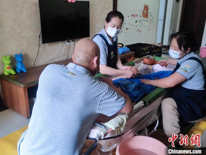图为助浴师在为老人洗澡。崔景靓 摄