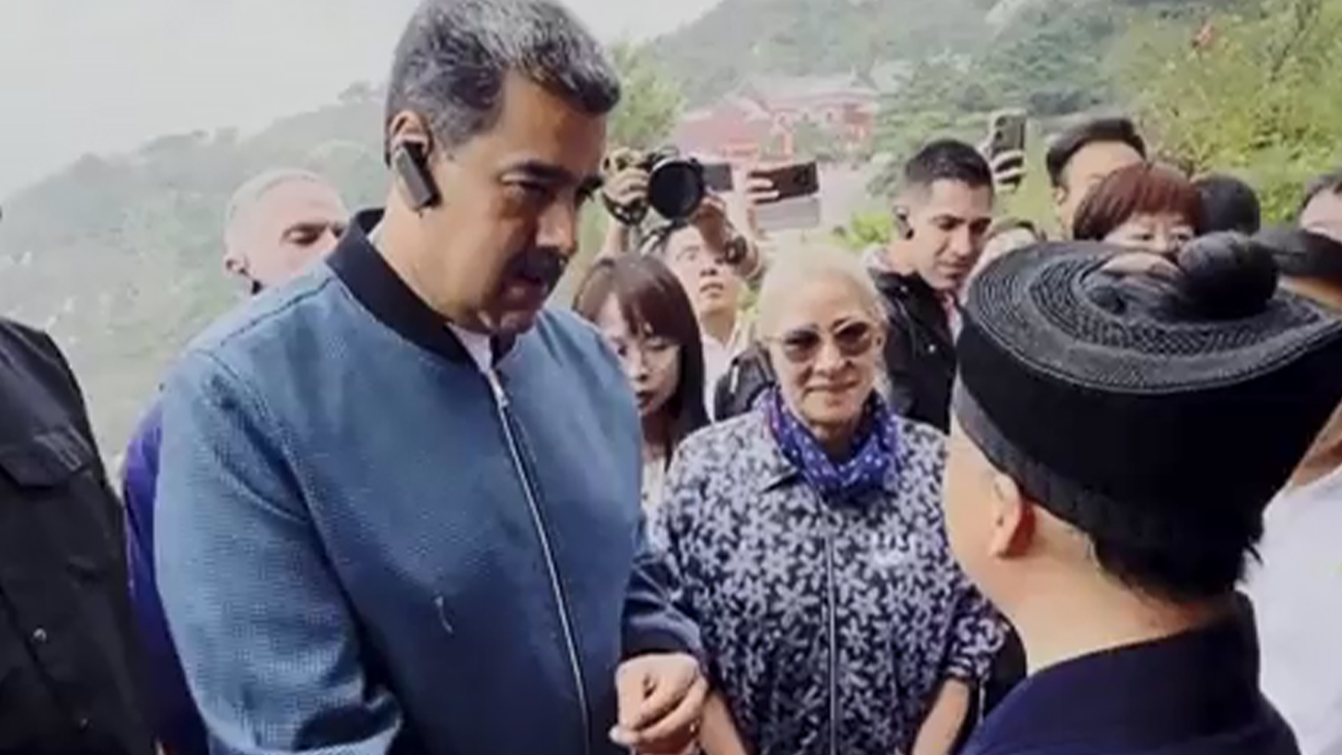 马杜罗爬泰山，用中文向游客问好，与十年未见的道长聊天