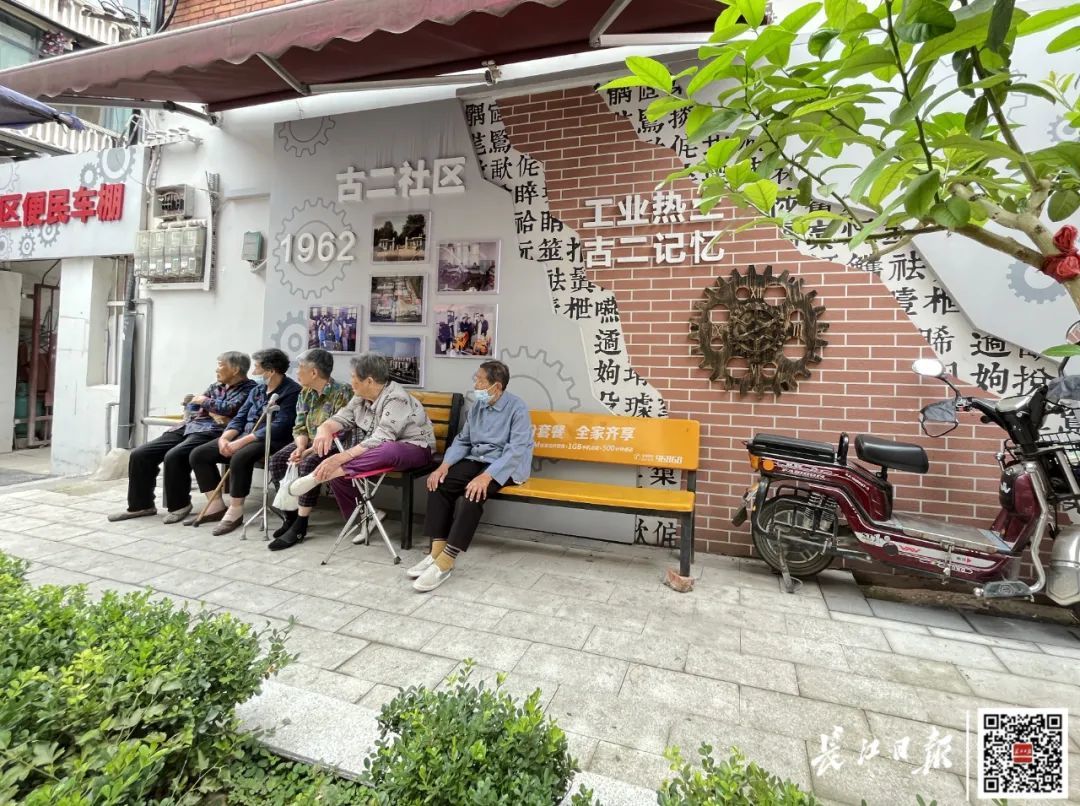 居民喜欢坐在改造后的文化墙前聊天。记者冷靖华 摄