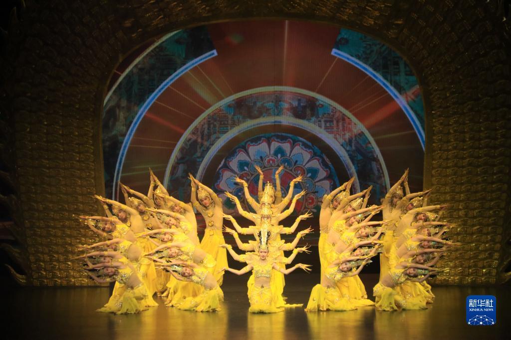 9月10日晚，在甘肃敦煌大剧院，演员在大型情景音画剧《千手千眼》中表演。