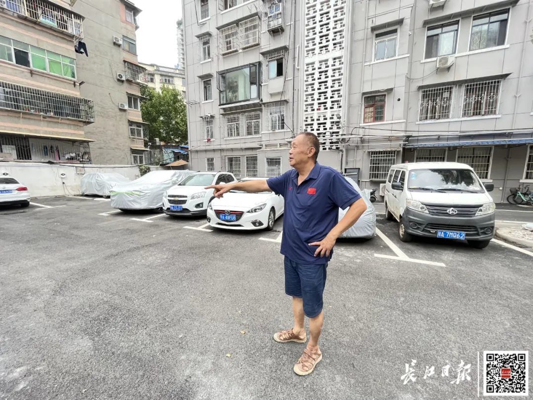 小区改造后停车井然有序。记者冷靖华 摄