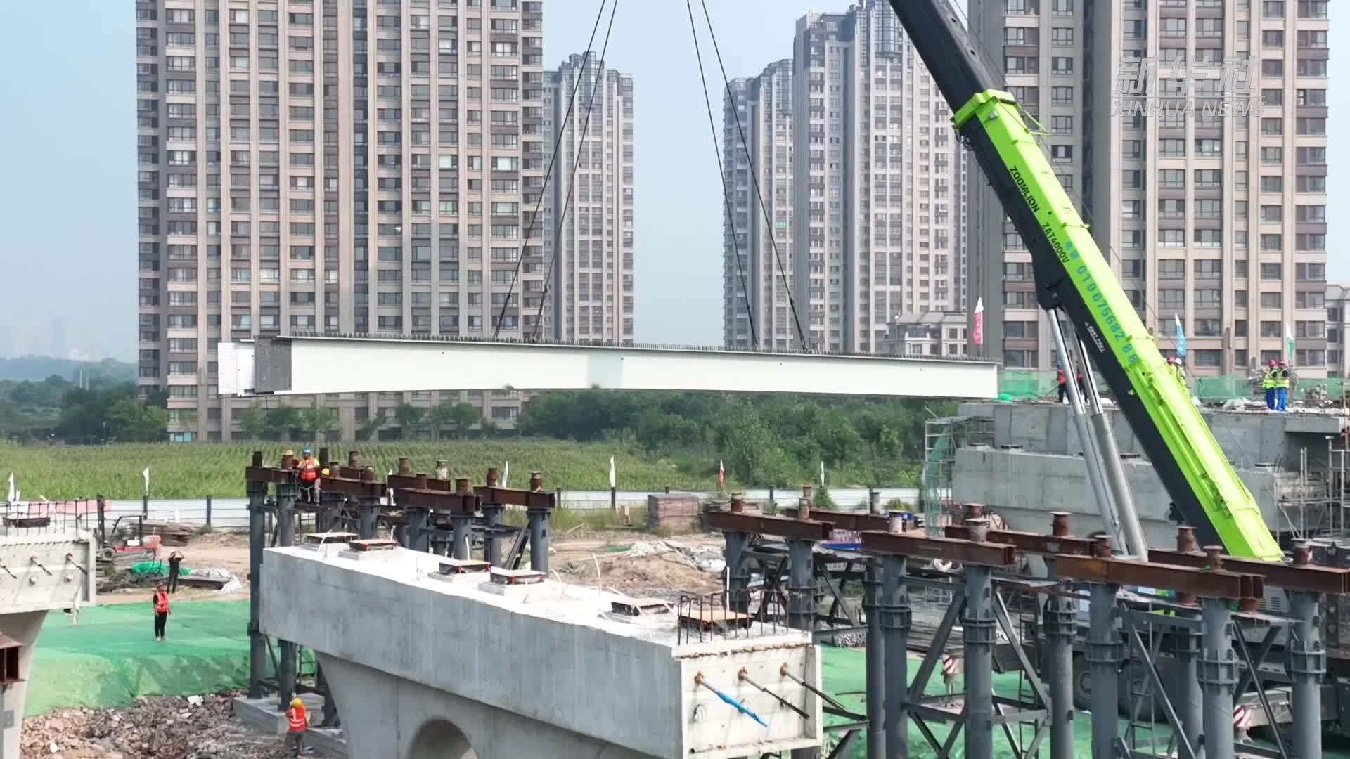 河北廊坊：厂通路潮白河大桥首节钢箱梁架设成功