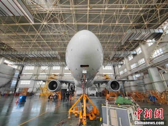 图为完成空客A320飞机整机起落架更换作业现场 陈艺文 摄