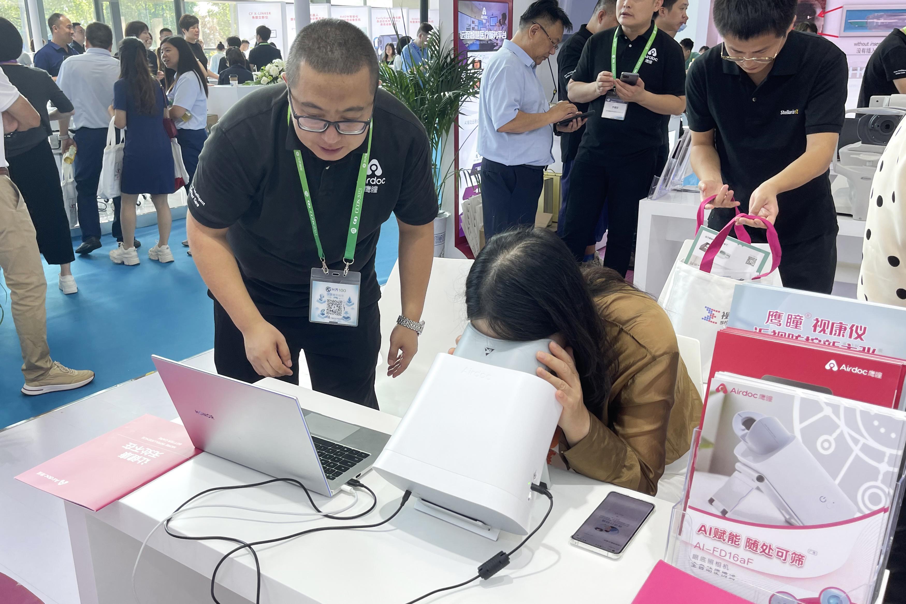 图 鹰瞳便携式人工智能眼底相机