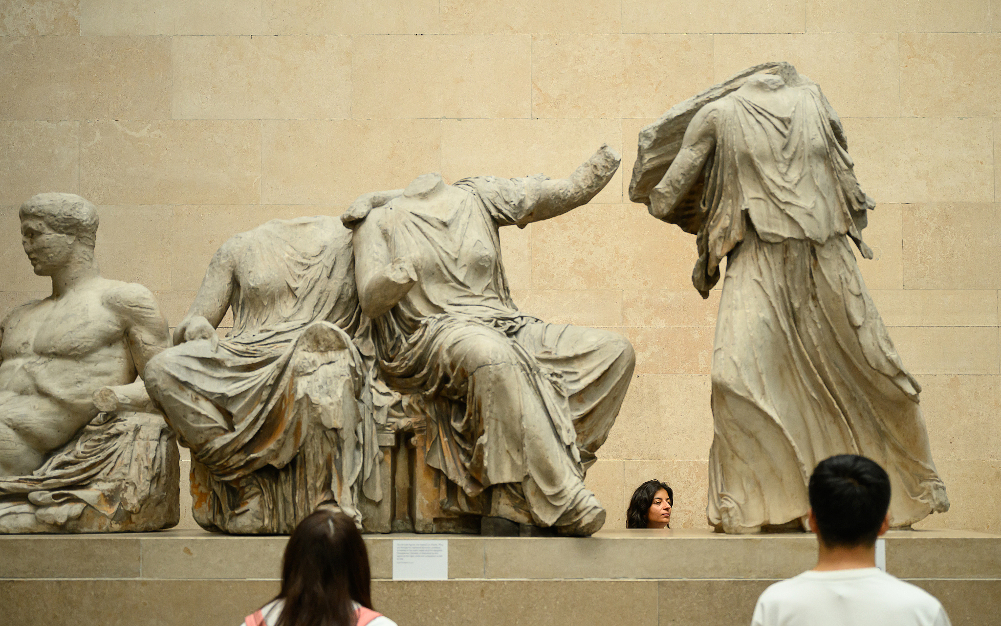 当地时间2023年8月23日,英国伦敦,游客正在参观大英博物馆的希腊帕台农神庙大理石雕塑。