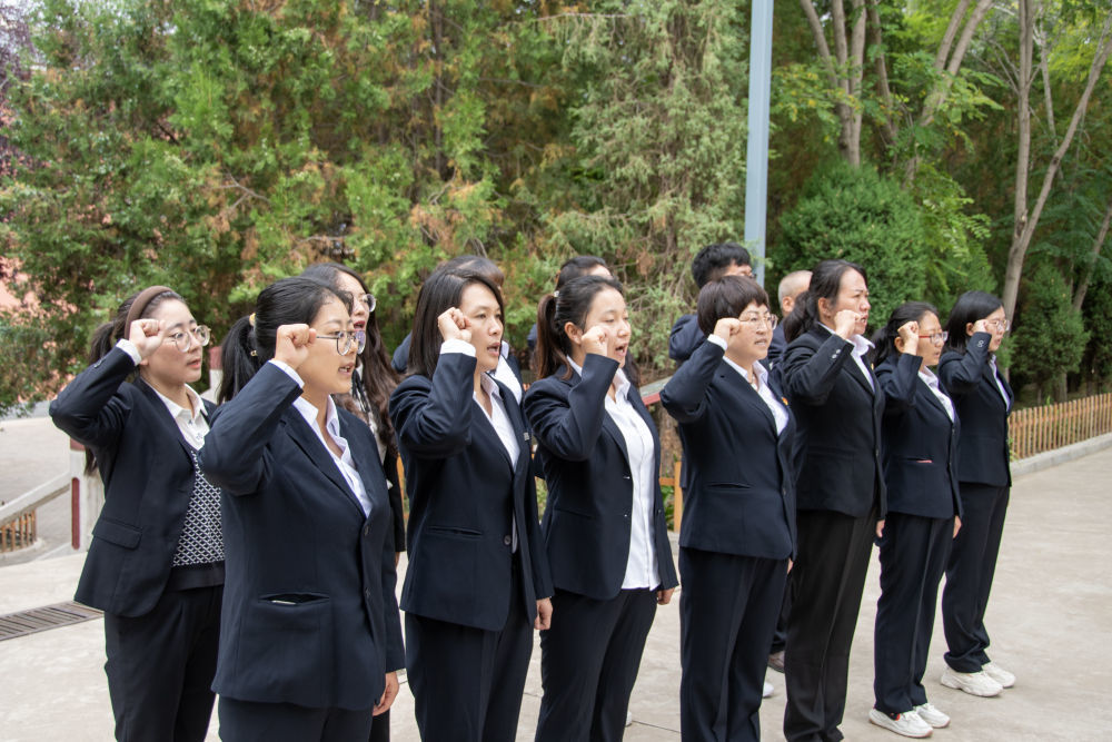 9月11日，明堂小学教师在国旗前宣誓。（临洮县融媒体中心供图）