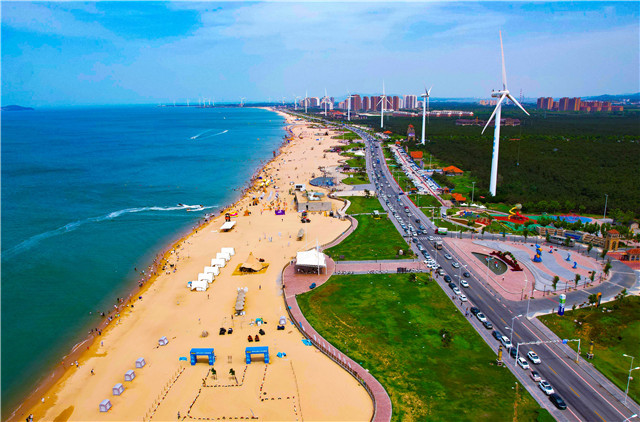 千里山海自驾旅游公路上，车辆穿梭，风景如画。