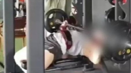 男子遭240斤杠铃压脖致死，健身房称男子私自进入，死者家属：事发后营业时间被修改
