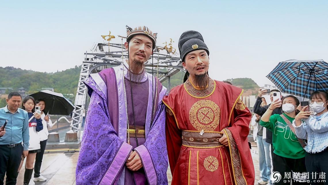 “房谋杜断”组合在兰州中山桥直播,引众人围观。