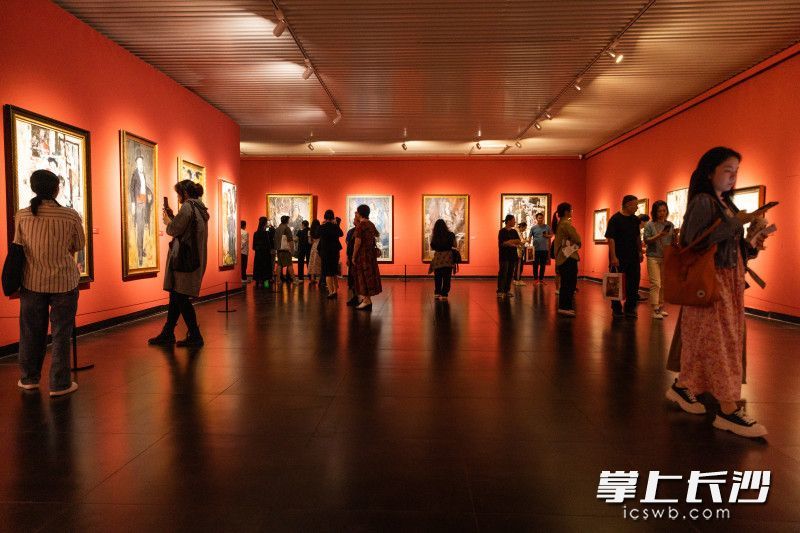 9月23日，“俄罗斯功勋艺术家——尤里•戈留塔油画展”、“从列宾美院走来”油画展在长沙李自健美术馆同时开幕。均为长沙晚报全媒体记者 董阳 摄