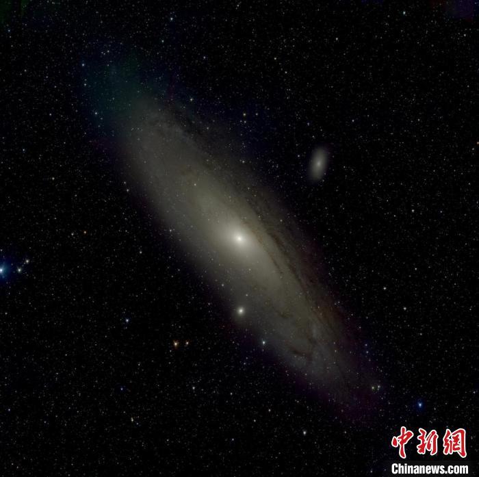 墨子巡天望远镜拍摄的仙女座星系(M31)首光图片。仙女座星系距离地球约250万光年，直径约20万光年。这张照片是墨子巡天望远镜通过每次30秒共计150次曝光，得到的150张照片叠加合成。 中国科学院 供图