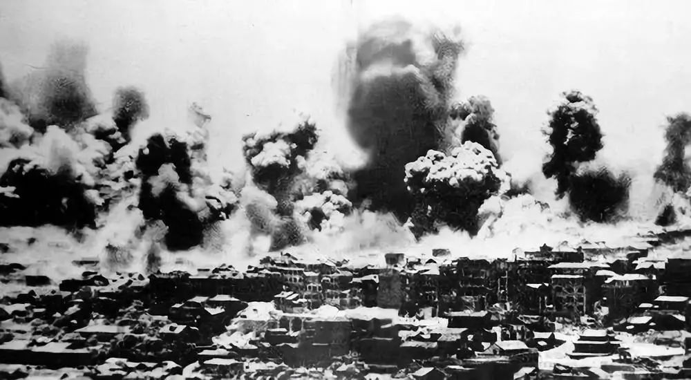 图为1940年6月28日，86架日本飞机，对重庆进行三个多小时的轰炸，重庆旧城区几乎全部被大火焚毁。