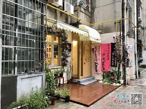 老小区的烟火味与精心设计的小店混搭出别样的氛围感