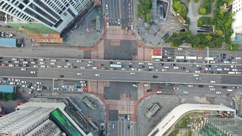 △五一商圈设置了11组分向错位式斑马线，将宽度增加一倍，分隔不同方向人流。