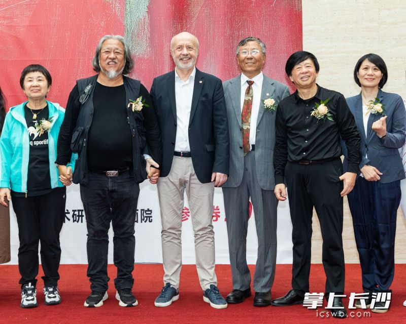 俄罗斯画家尤里•戈留塔（左三）与李自健（右二）等人合影。