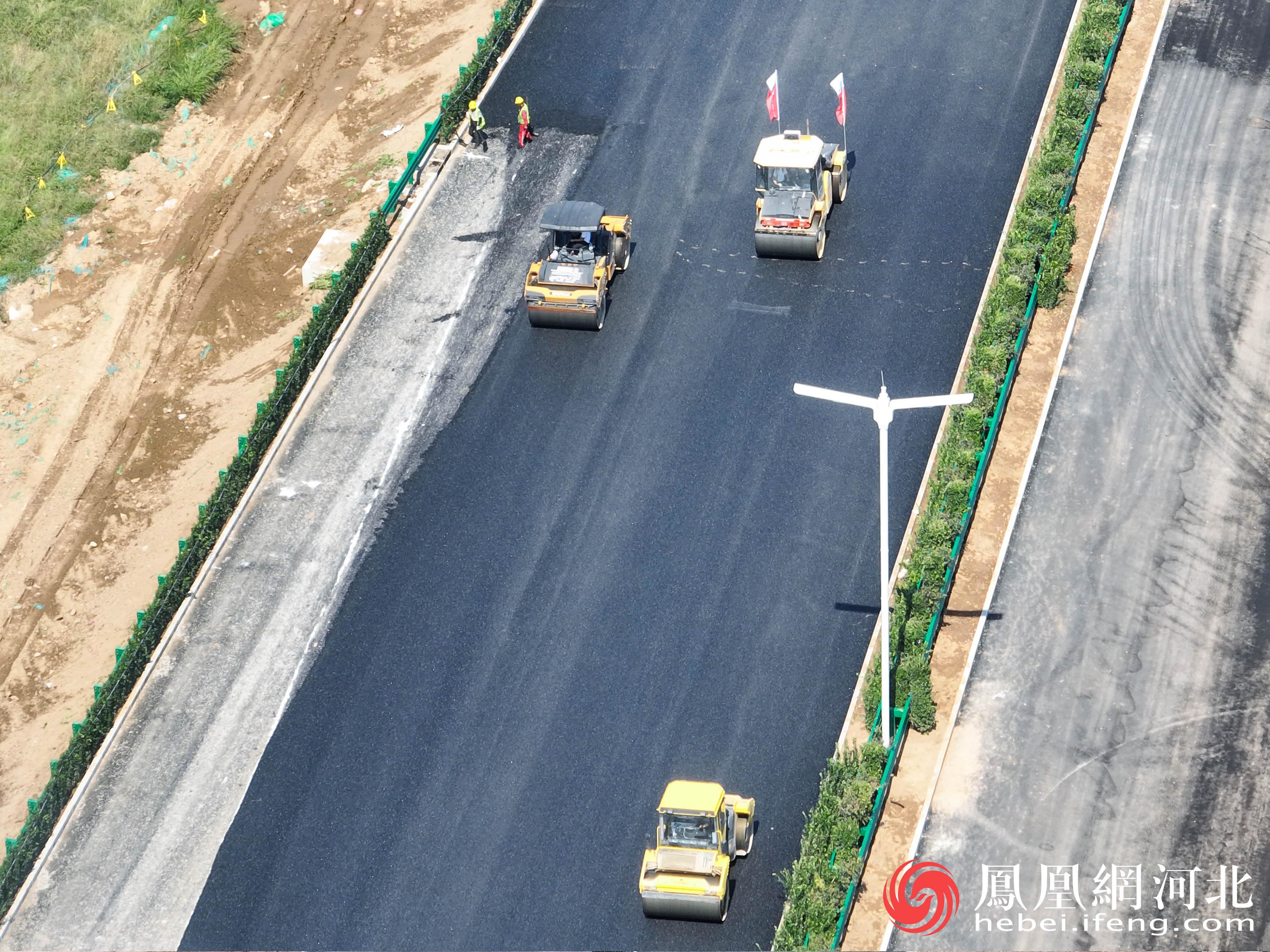 在复兴大街学苑路，压路机正在工作。