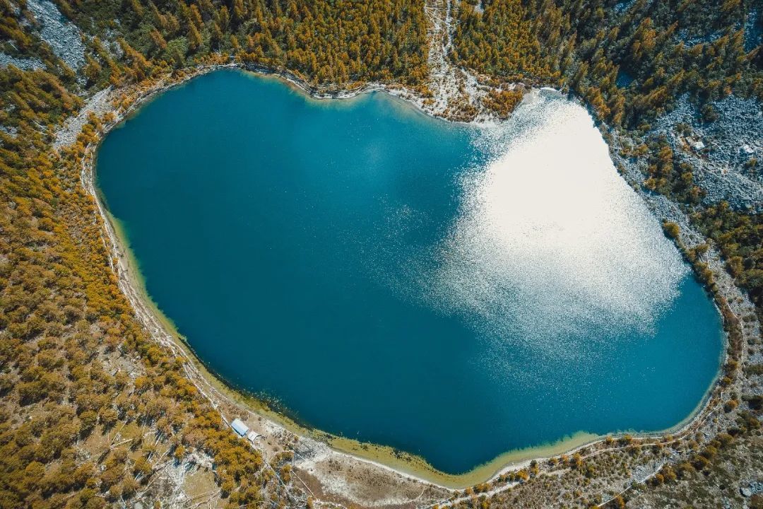 亚拉雪山与山腰处的友措湖