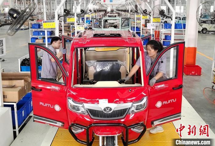 江苏宗申车业有限公司徐州分公司装配流水线。朱志庚摄