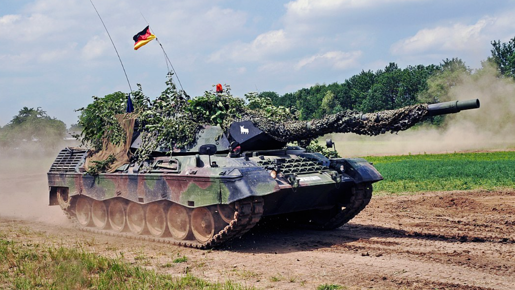 俄乌冲突的装甲作战强度在冷战后的历次战争中名列前茅，面对这种环境，“皮薄馅大”的“豹1”坦克在上战场之前就已经一堆废铁了。