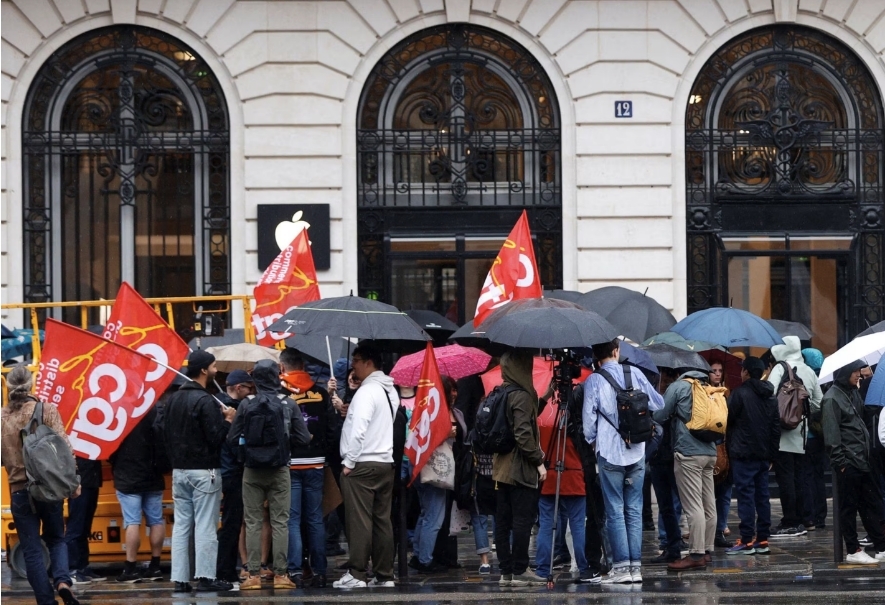 苹果员工在巴黎零售店外罢工