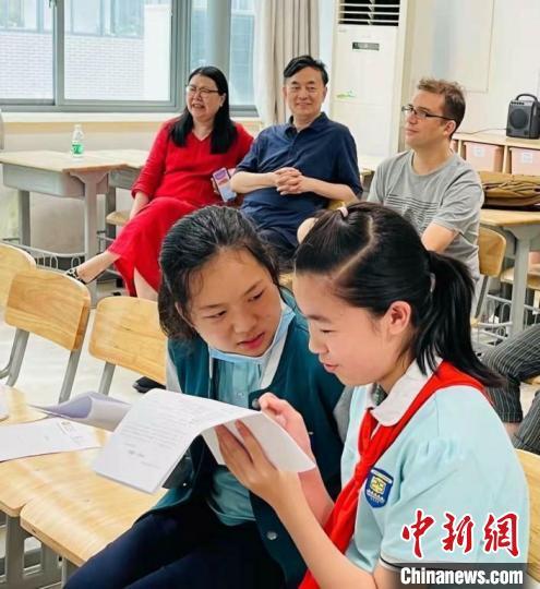 在刘成(后排右二)与同仁们的努力下，和平教育课程在南京部分中学已进行了3年，并成为学校固定的校本课程。　刘成 供图