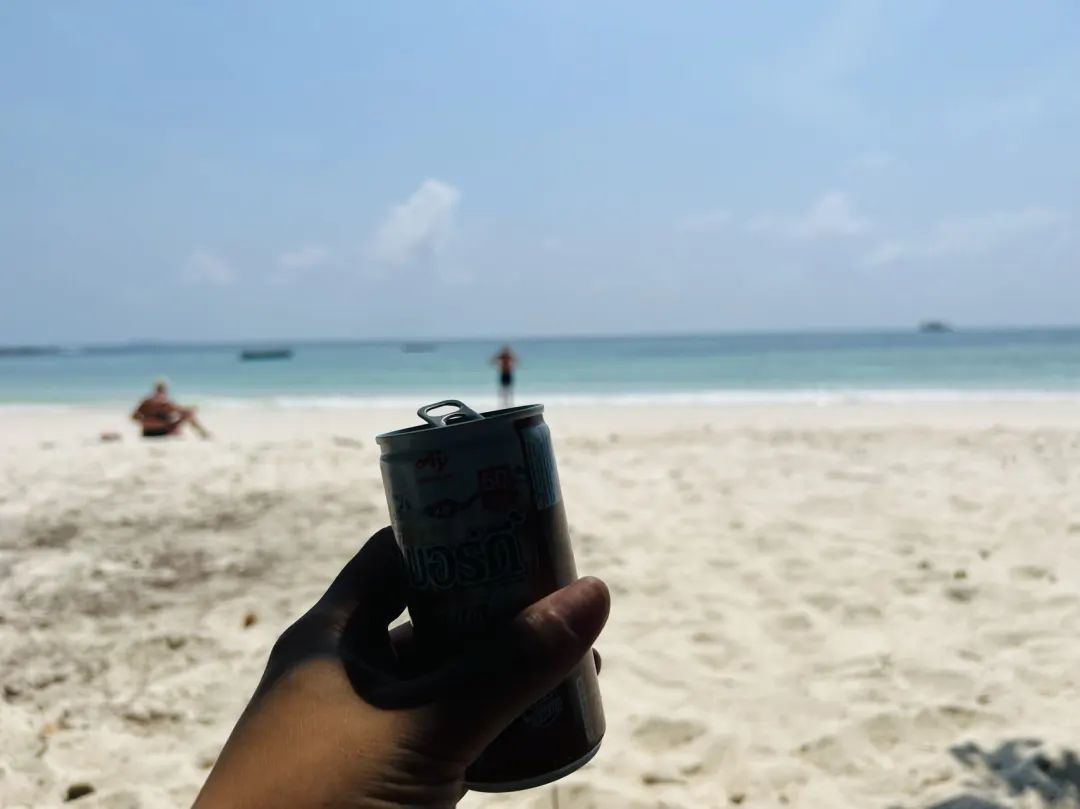 △在沙美岛细碎的沙滩上畅饮