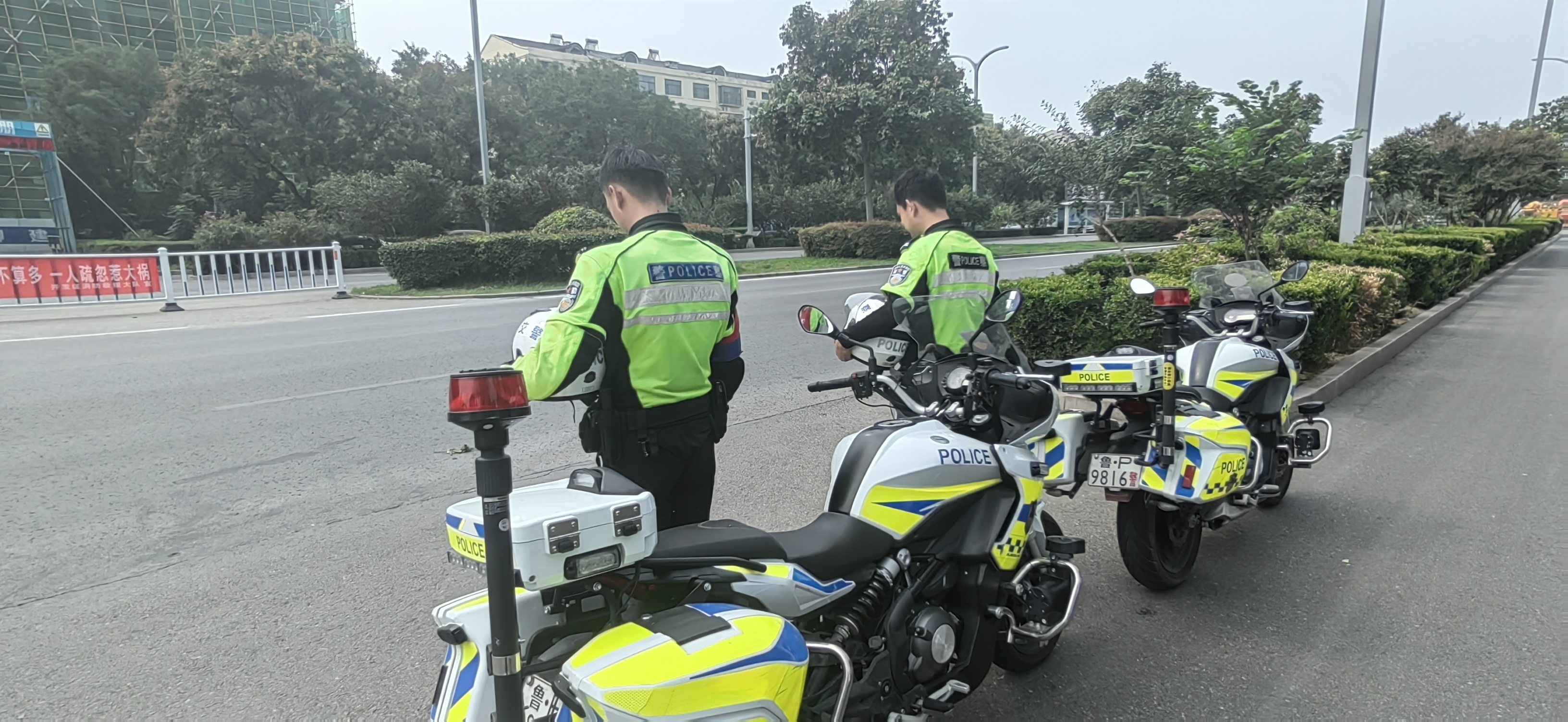 “九一八”永远不能忘｜防空警报拉响 聊城交警脱帽默哀