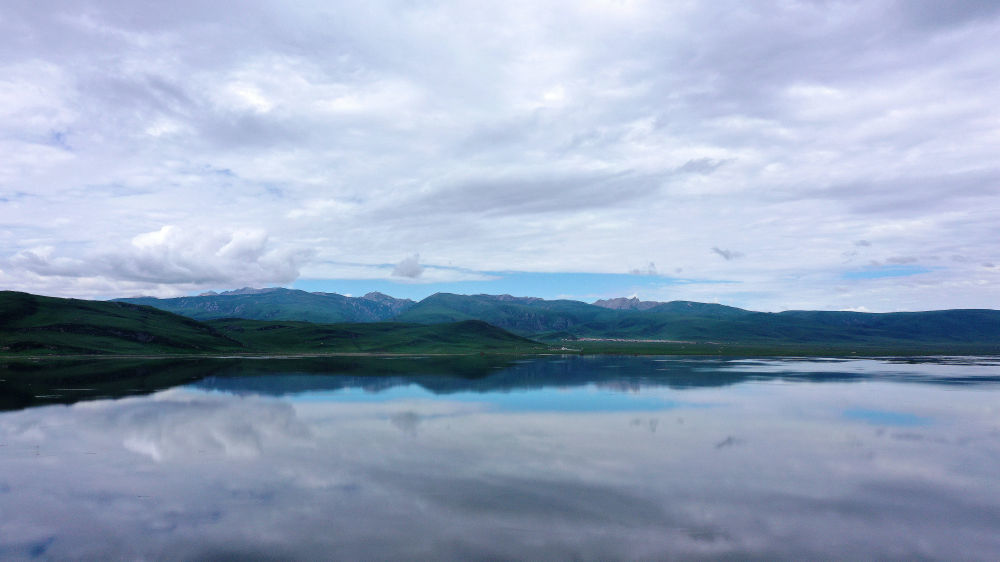 这是甘肃尕海则岔国家级自然保护区尕海湖的景色　新华社记者　张可任　摄