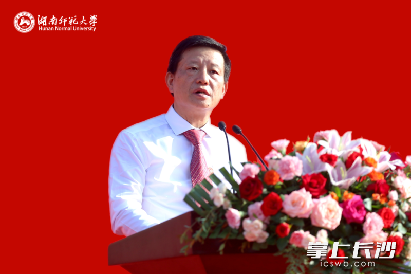 蒋洪新为湖南师大新生讲授“开学第一课”。