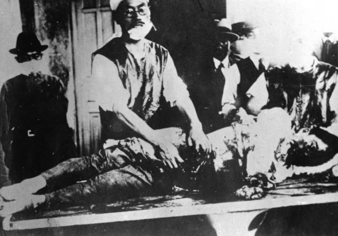 图为日军在实验室用中国人进行细菌试验。
