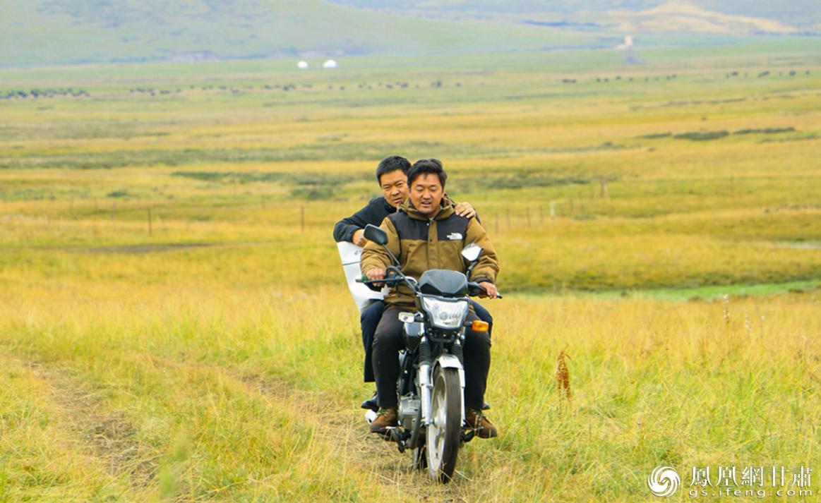 在甘肃省甘南州玛曲县，摩托车载着邮储银行的工作人员为牧民上门服务。