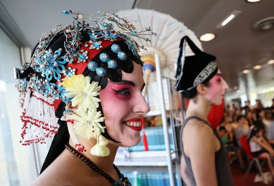 9月9日,在法国巴黎中国文化中心,法国观众体验昆曲旦角扮相.