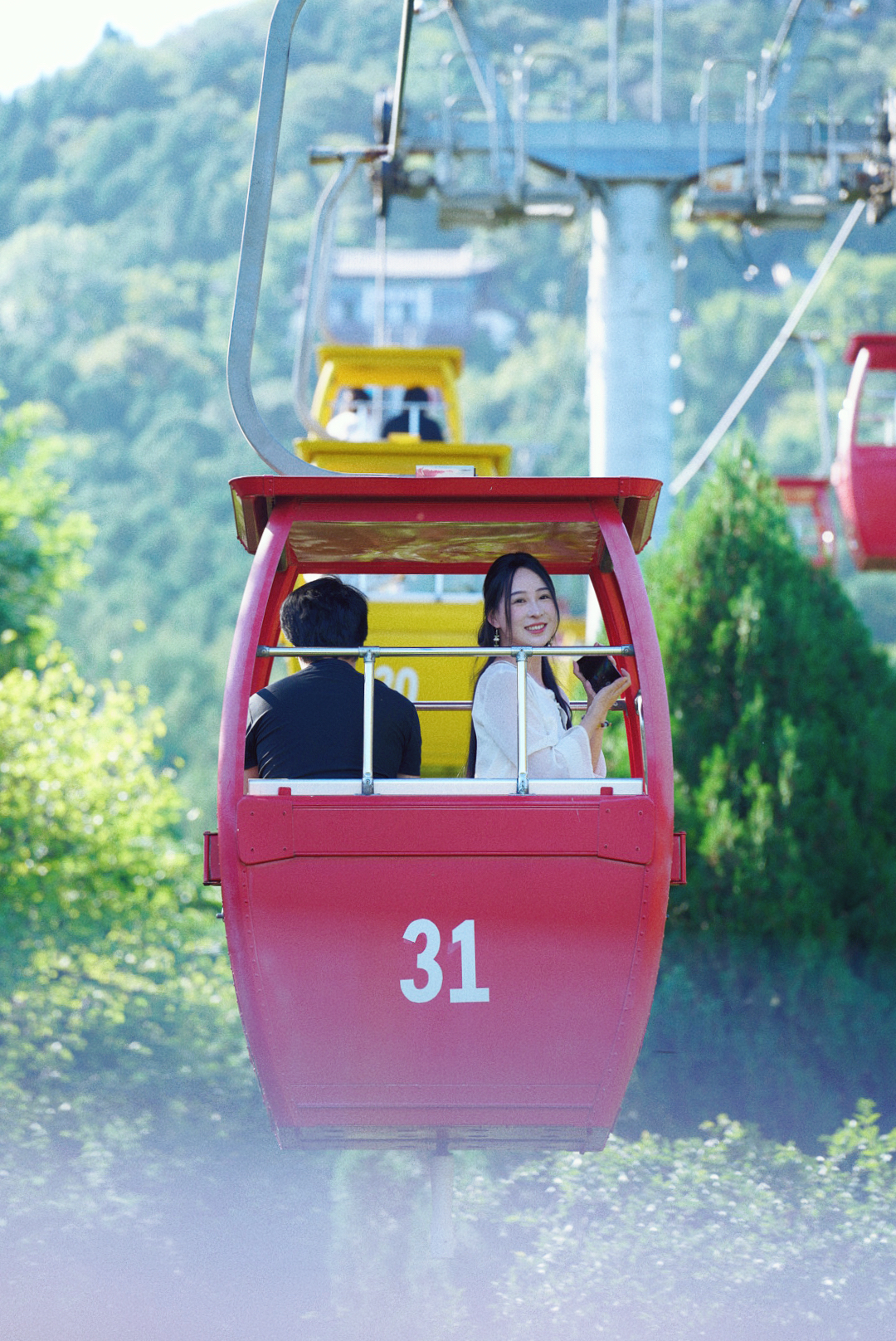 9月21日,游览济南千佛山的年轻游客。本文图片均由 澎湃新闻记者 王珏玮 摄