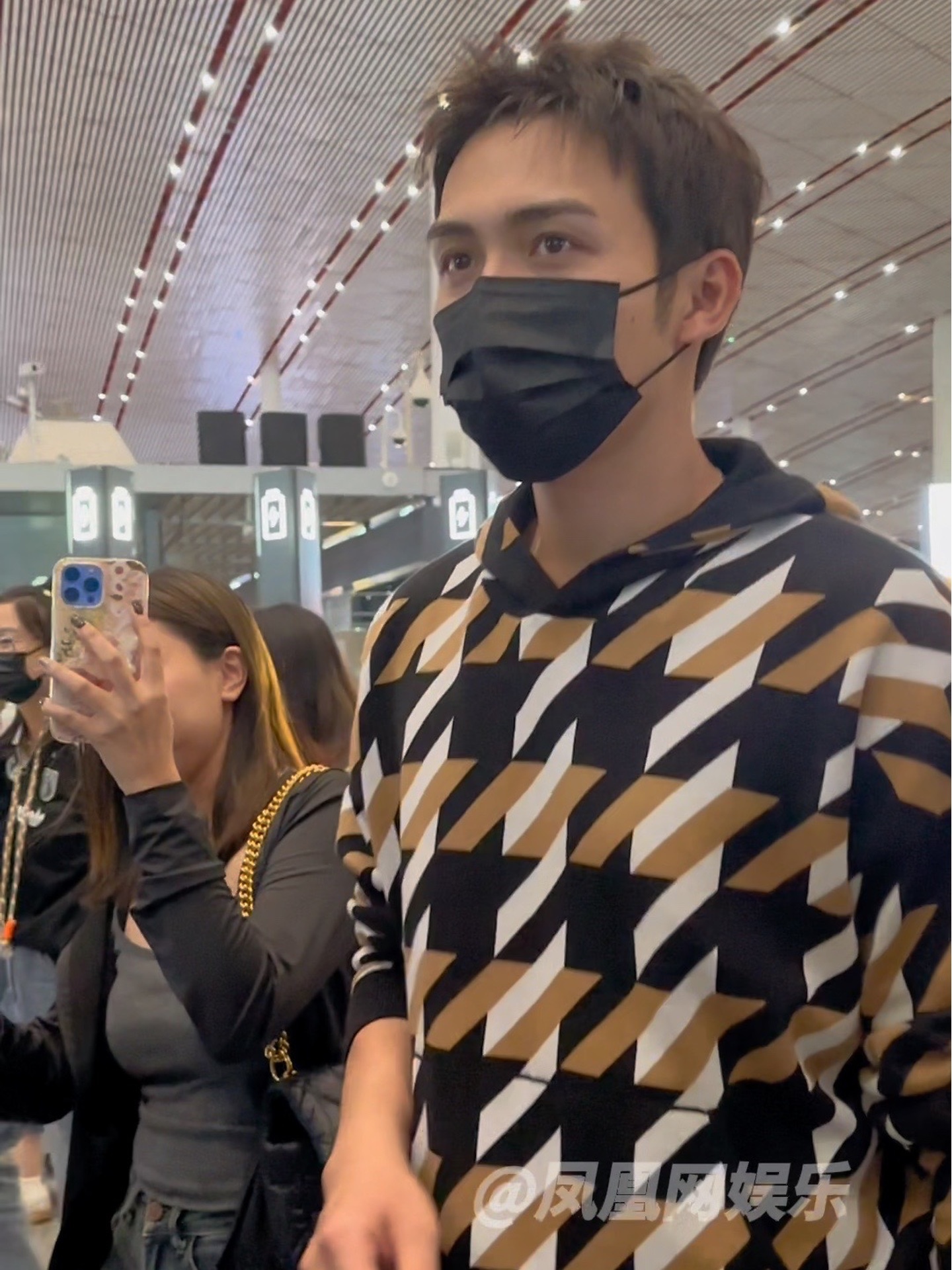 张彬彬机场低调穿搭和粉丝说笑的画面太有爱了张彬彬出发米兰时装周